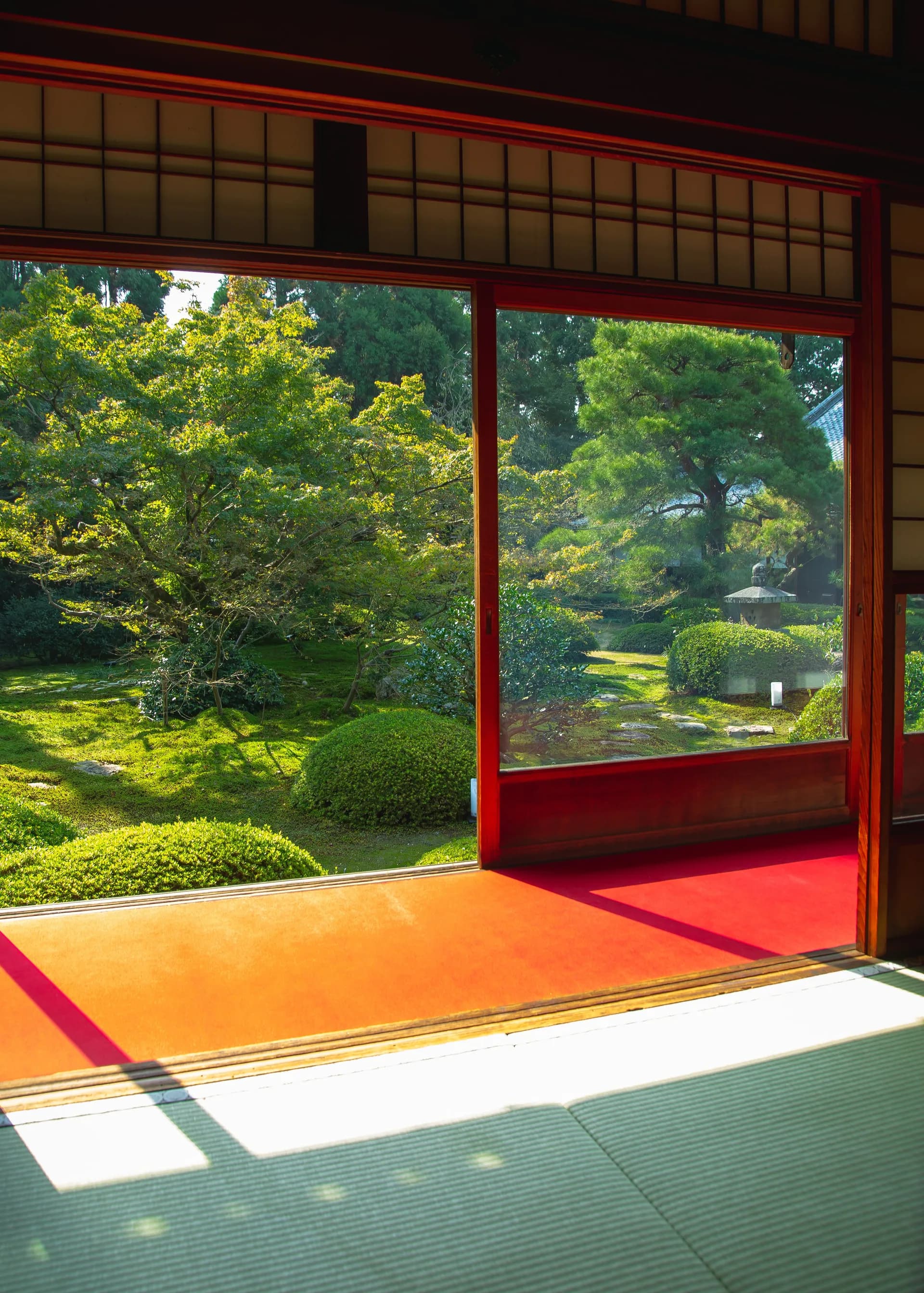 Ukázkový obrázek BookNoFees: Japonská místnost s tatami a širokým výhledem do zelené zahrady