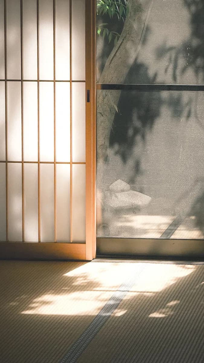 Ukázkový obrázek BookNoFees: Tatami rohože a posuvné stěny v teplém slunečním světle