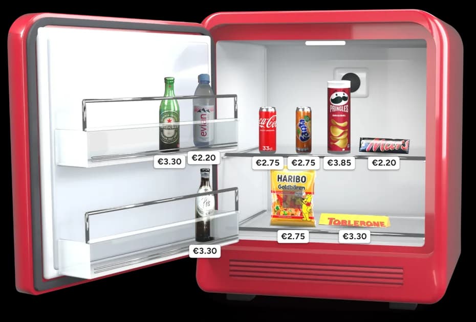 Minibar BookNoFees tak, jak ho vidí vaši hosté: otevřený, s nápoji, občerstvením a cenou u každého produktu
