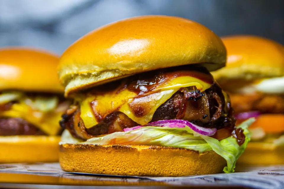 BookNoFees: Ukázková fotografie: Cheeseburger s hlávkovým salátem a rajčetem
