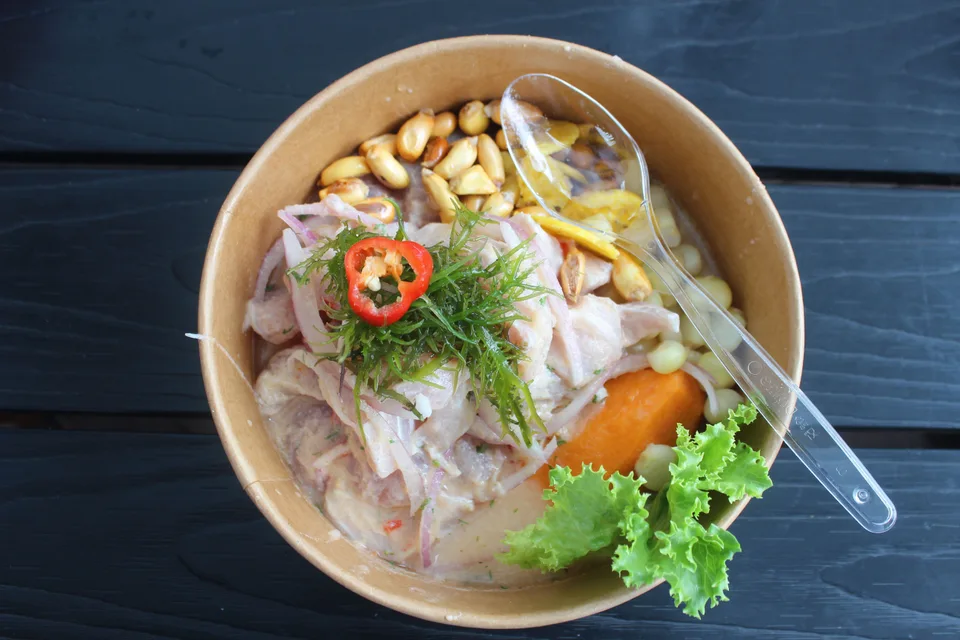BookNoFees: Ukázková fotografie: Rybí ceviche s cibulí a kukuřicí