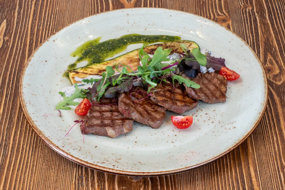 BookNoFees: Ukázková fotografie: Nakrájený steak podávaný se zeleninou