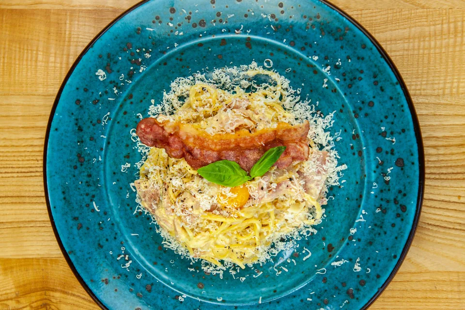 BookNoFees: Ukázková fotografie: Špagety carbonara na modrém talíři