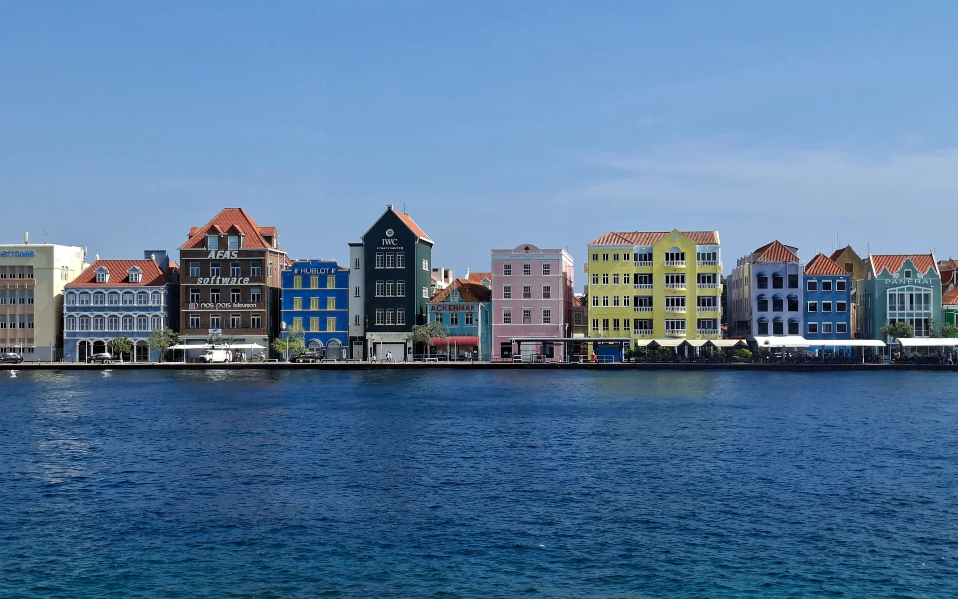 Barevné domy u vody ve Willemstadu na Curaçao