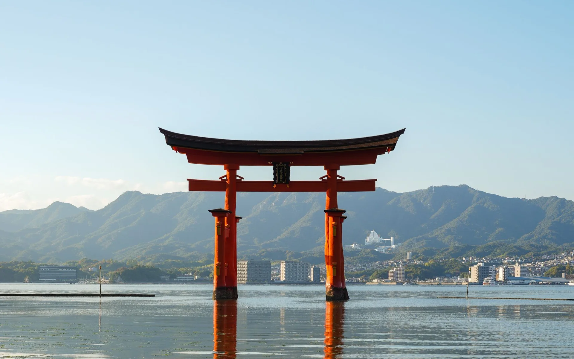 Torii u svatyně Itsukushima nad vodou