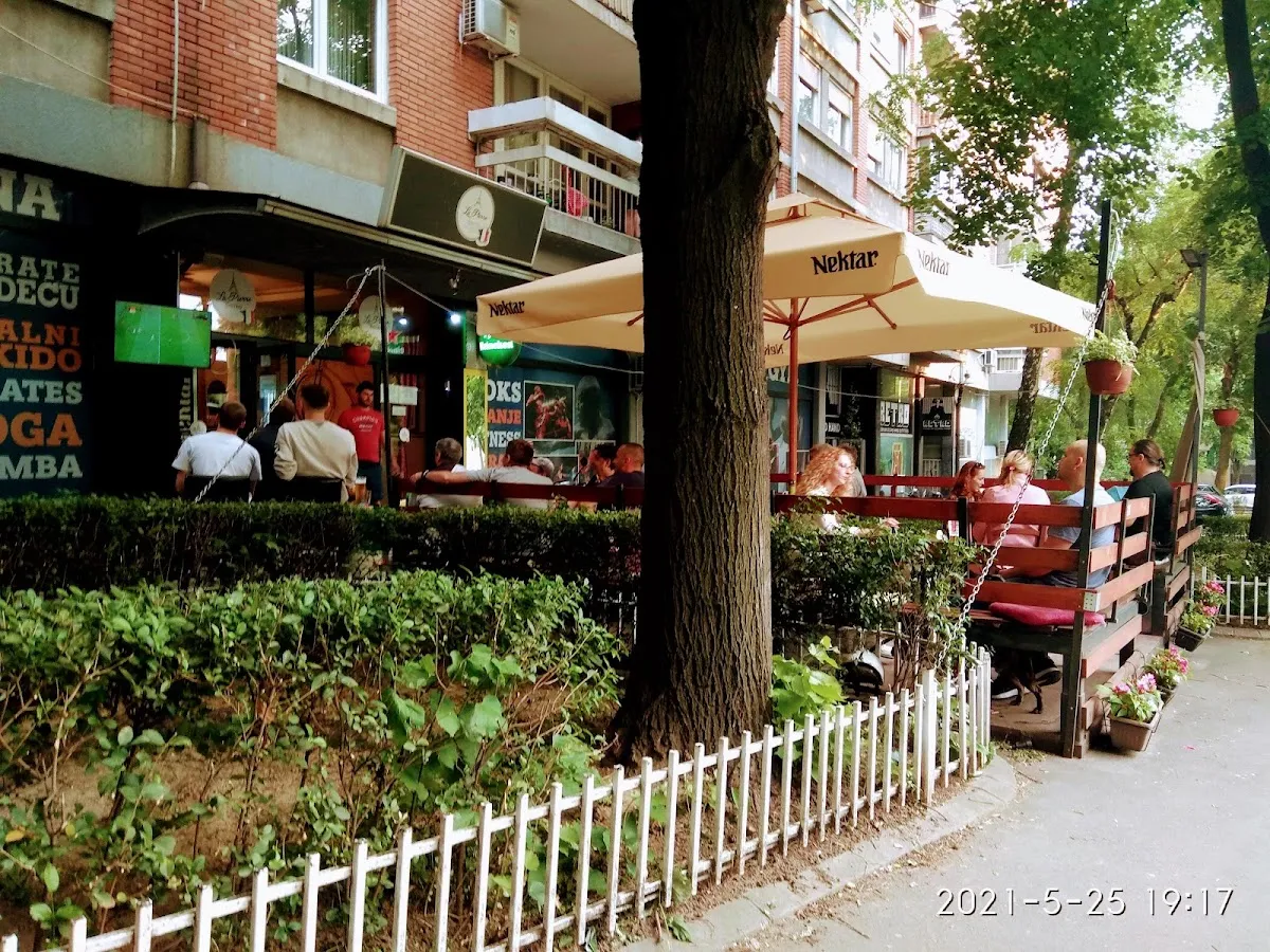 BookNoFees: Kavárna – La Pierre – Belgrade – Kámen, foto 1