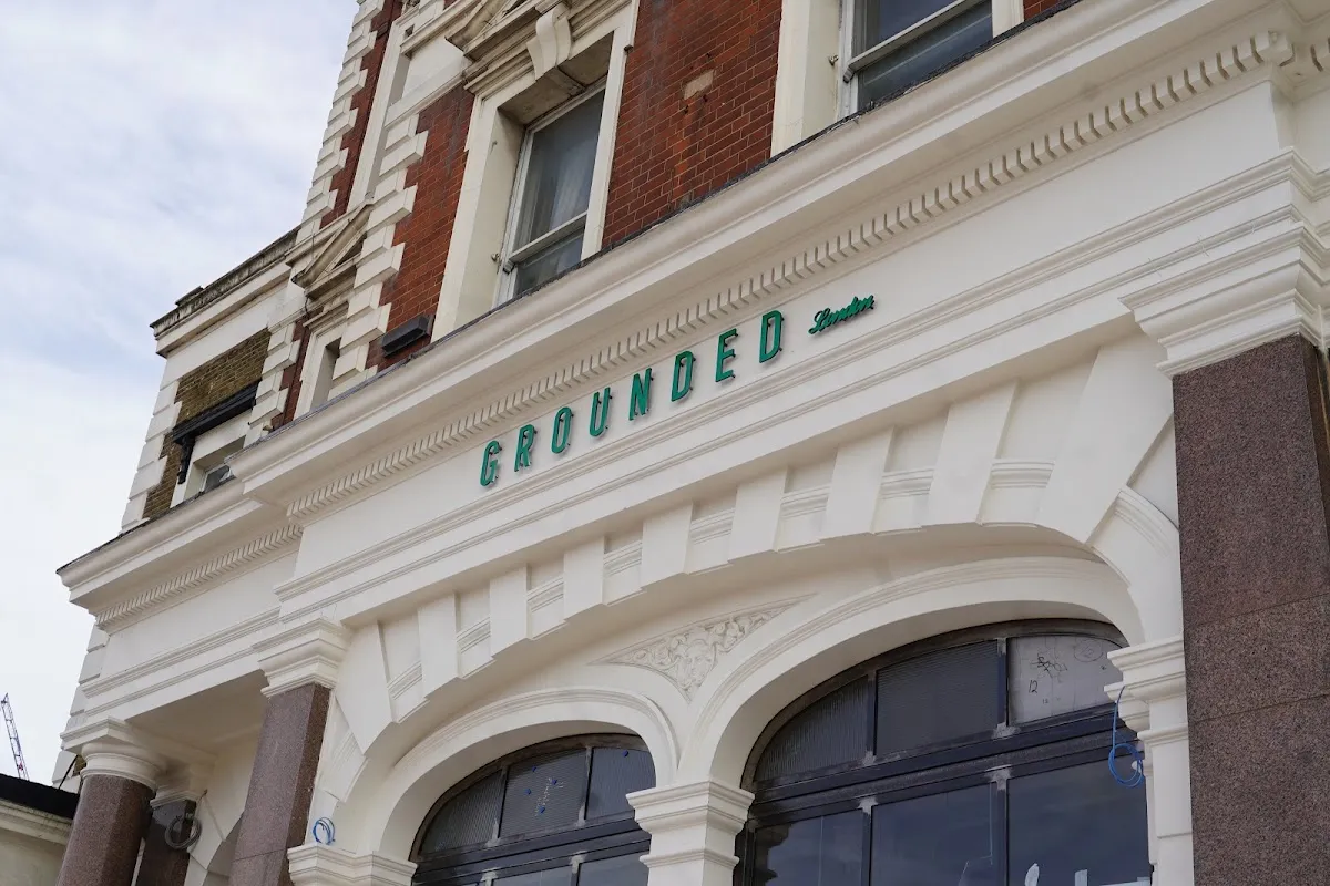 BookNoFees: Kavárna – Grounded – London – Uzemněný, foto 1