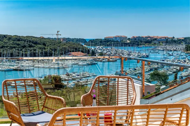 BookNoFees: Penthouse Lidi – výhled na moře / 2 ložnice + parkovací místo + špičková lokalita – Pula