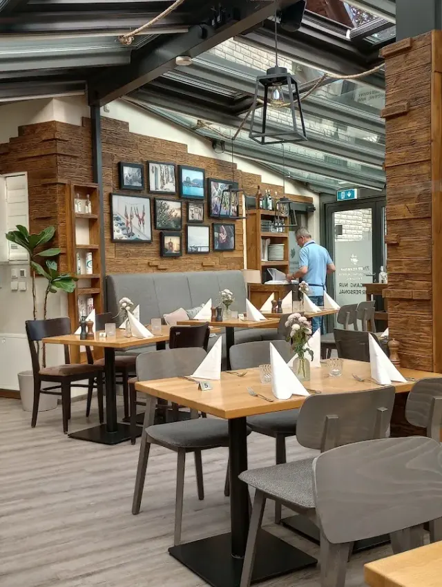 BookNoFees: Restaurace – Ahorn-Veranda – Neuenrade – Javorová veranda, foto 3