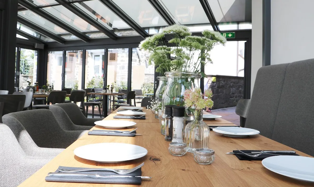 BookNoFees: Restaurace – Ahorn-Veranda – Neuenrade – Javorová veranda, foto 1