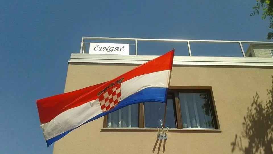 BookNoFees: Restaurace – Čingač – Zagreb – Houpání, foto 1