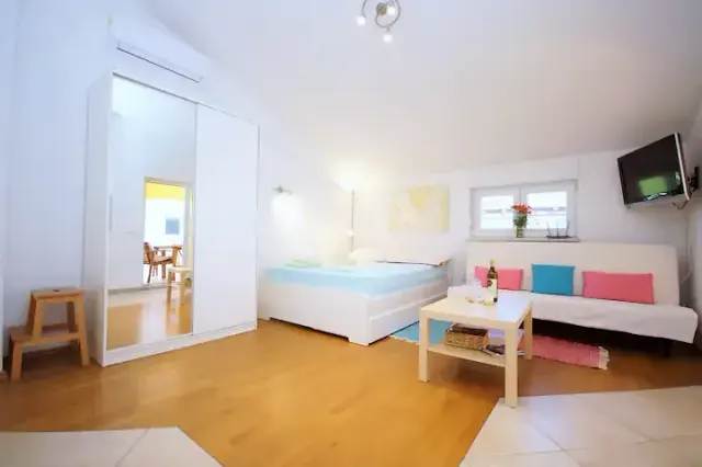 BookNoFees: Studio Kamamila v blízkosti pláže, 200 m od pláže – Medulin