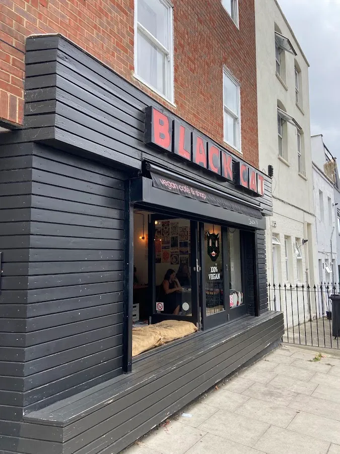 BookNoFees: Kavárna – Black Cat Cafe – London – Kavárna Černá kočka, foto 1