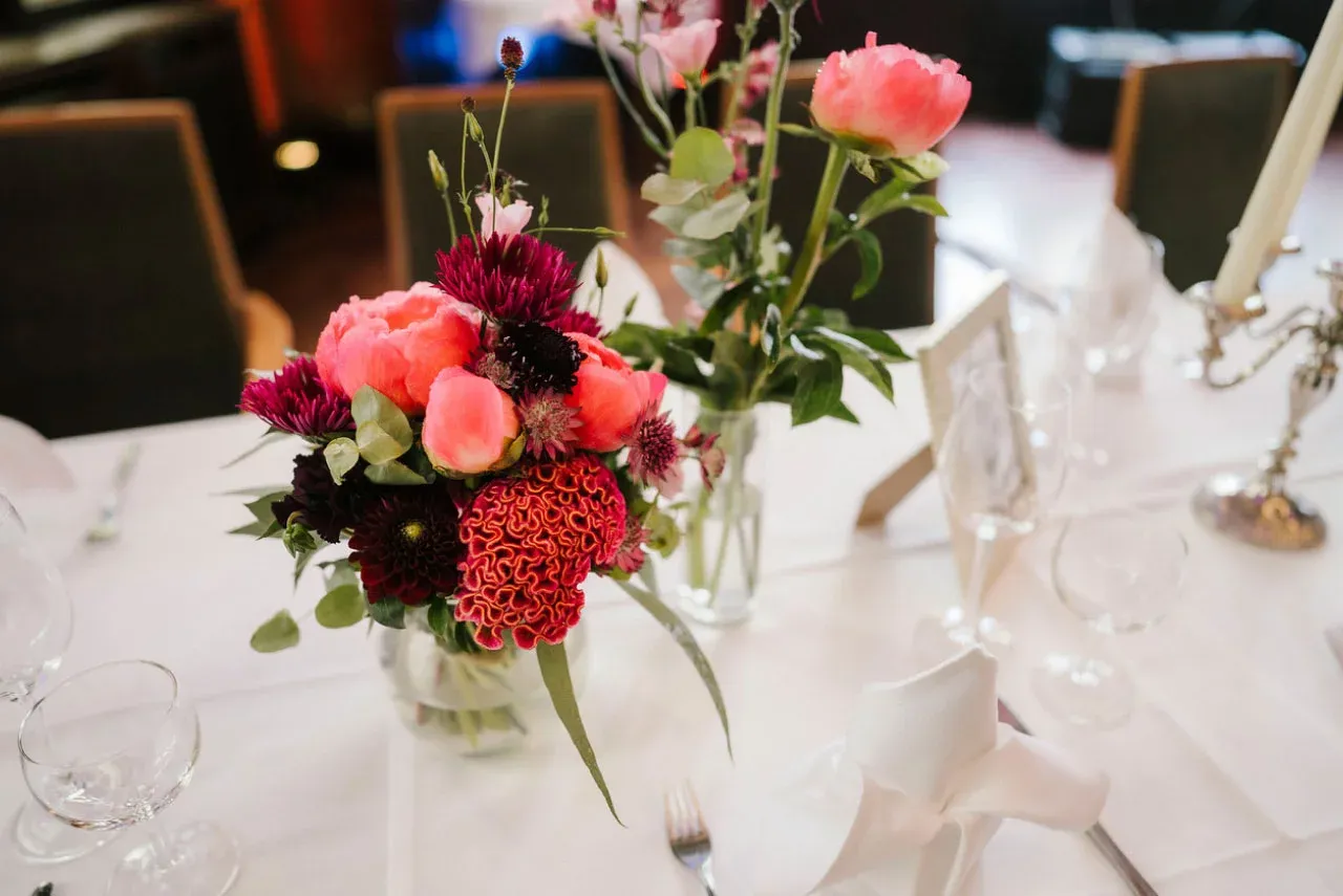 BookNoFees: Restaurace – Achter Gedeck – Berlin – Osmý příborový set, foto 1
