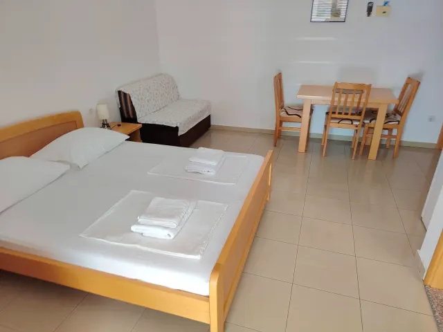 BookNoFees: Klidné studio s balkonem a výhledem na moře – Omiš