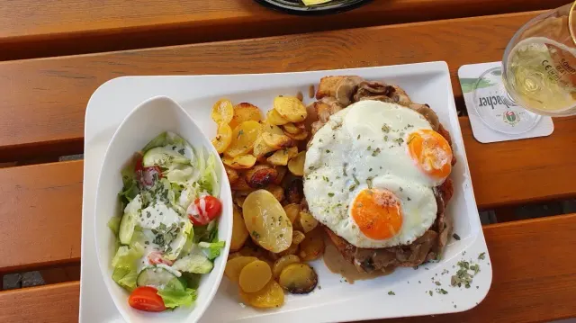 BookNoFees: Restaurace – Café zur Burg – Altena – Kavárna „Zur Burg“, foto 2