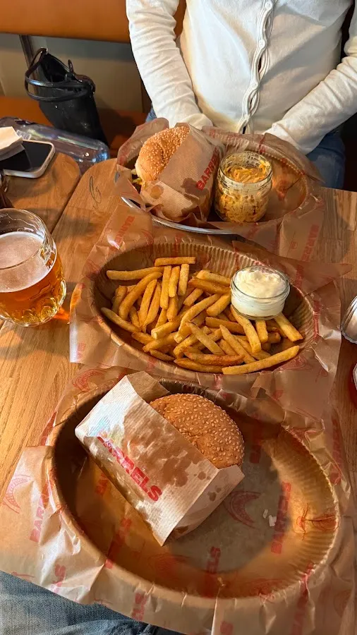 BookNoFees: Občerstvení – Barrels Burgers & Beer – Stockholm – Barrels – hamburgery a pivo, foto 2