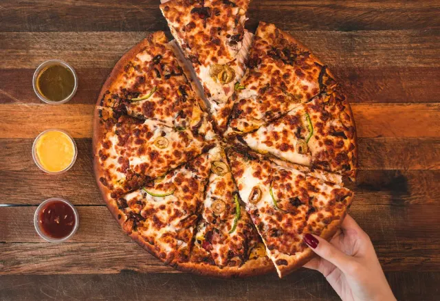 BookNoFees: Občerstvení – Almond Pizza – Bucharest – Mandlová pizza, foto 3