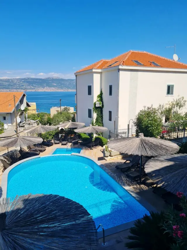BookNoFees: Klidný prázdninový apartmán s bazénem a grilem – Slatine