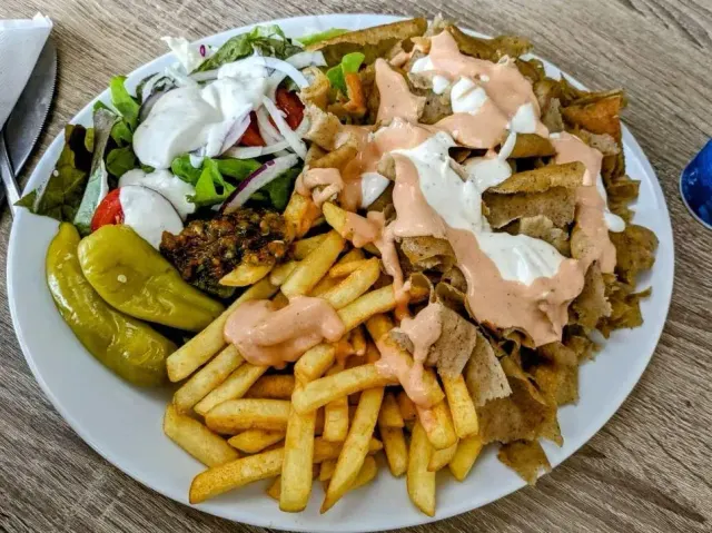BookNoFees: Občerstvení – Schmeckt Lecker Imbiss – Meschede-Freienohl – Chutné občerstvení, foto 2