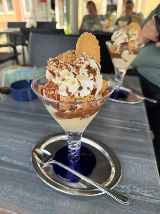 BookNoFees: Restaurace – Eiscafé San Remo – Altena – Kavárna San Remo, foto 3