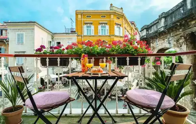 BookNoFees: Porta Aurea! Romantické balkony s nádherným výhledem – Pula