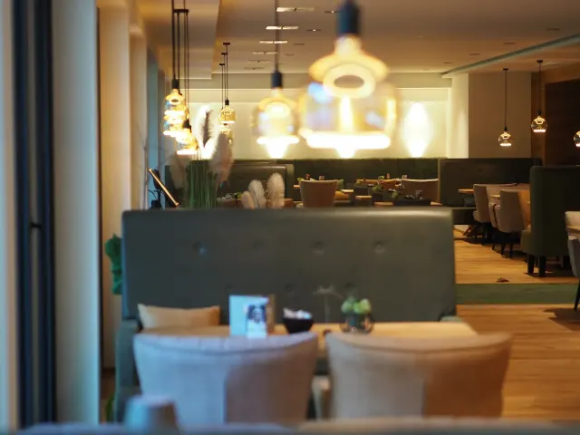 BookNoFees: Restaurace – Torhaus Möhnesee – Möhnesee-Delecke – Vstupní budova u jezera Möhnesee, foto 3