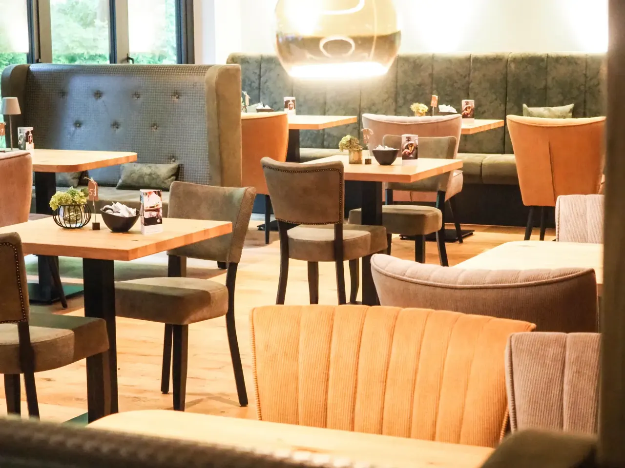 BookNoFees: Restaurace – Torhaus Möhnesee – Möhnesee-Delecke – Vstupní budova u jezera Möhnesee, foto 1