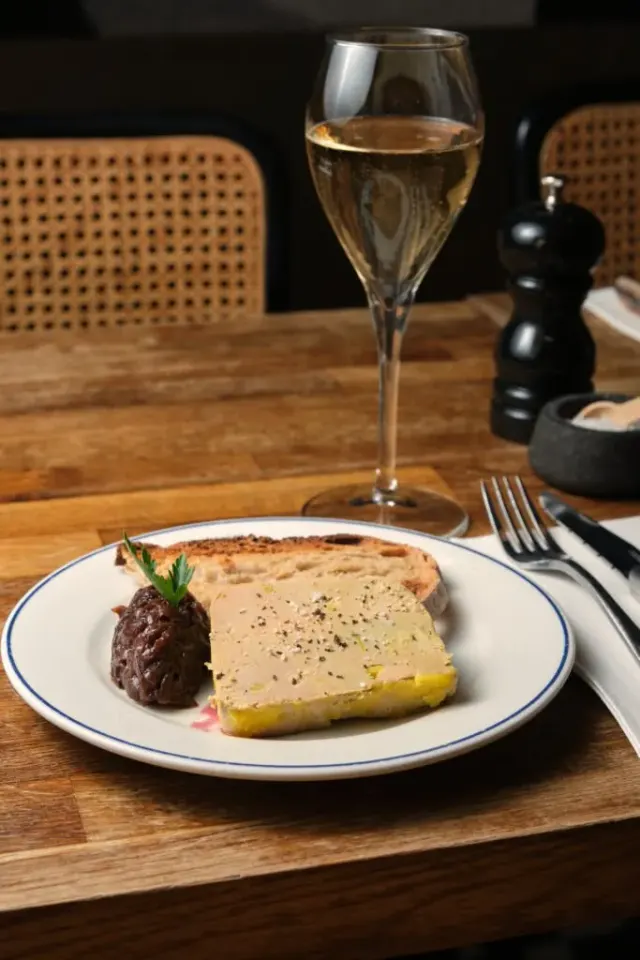 BookNoFees: Restaurace – Canard et Champagne – Paris – Kachna a šampaňské, foto 3