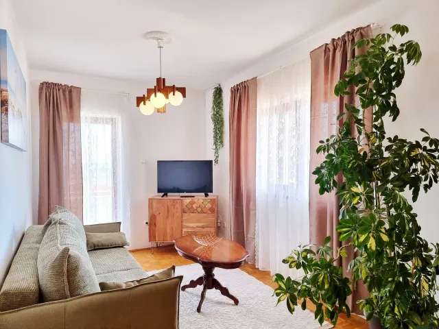 BookNoFees: Klidný byt s balkonem a společným bazénem – Okrug Gornji