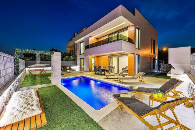 BookNoFees: Moderní vila s bazénem a prostornou terasou – Kastel Stafilic