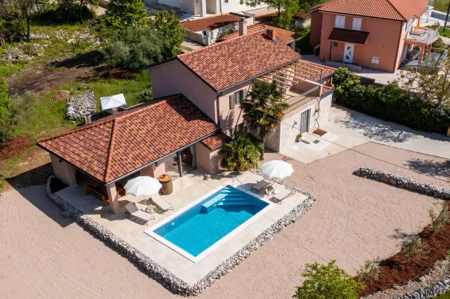 BookNoFees: Kamenná vila s bazénem a saunou – Malinska