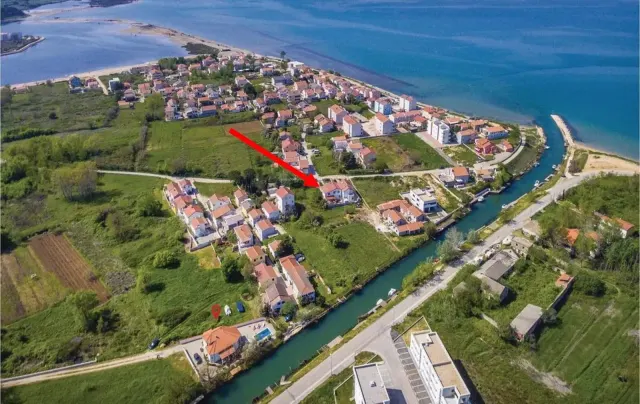 BookNoFees: Klidný garsonka s krytým vchodem a vinnou révou – Nin