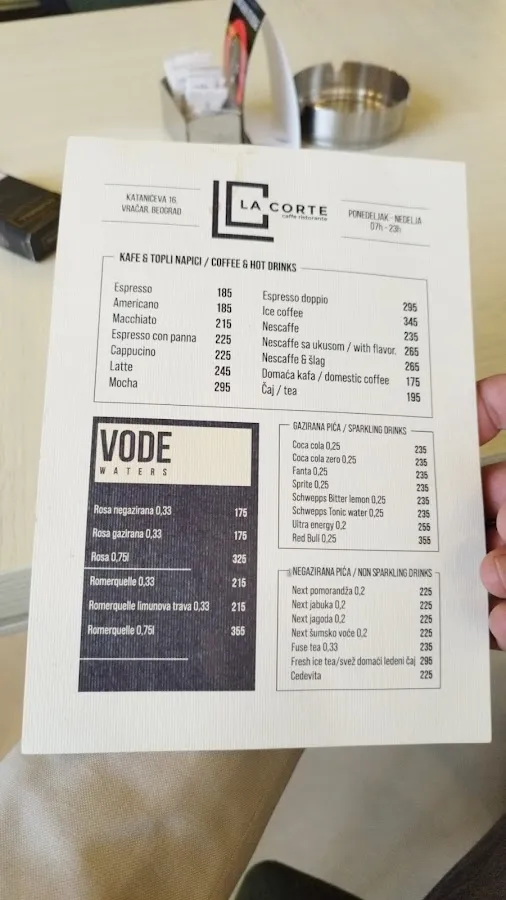 BookNoFees: Kavárna – La Corte – Belgrade – Soud, foto 2