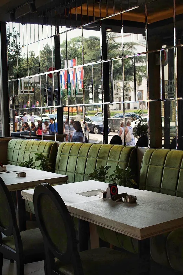 BookNoFees: Kavárna – La Corte – Belgrade – Soud, foto 1