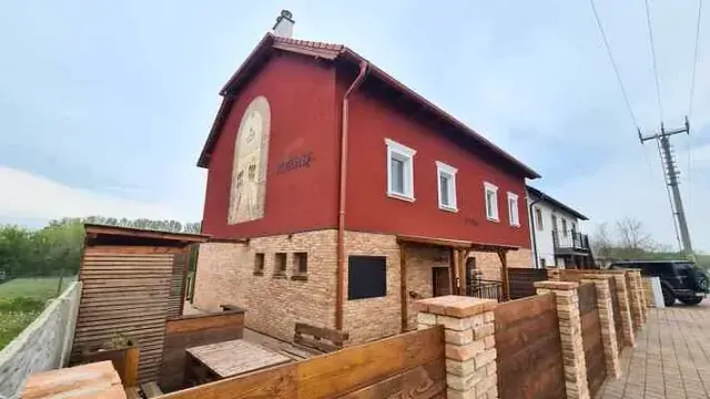 BookNoFees: ubytování, Jevišovka – Klidný stylový dům s vinným sklípkem