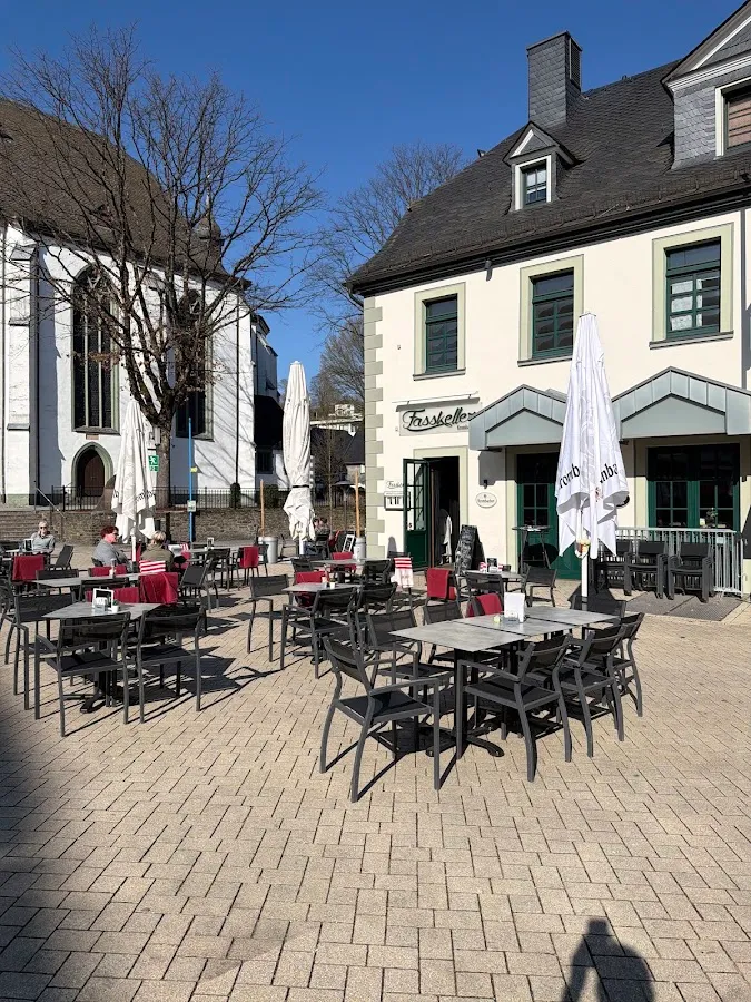 BookNoFees: Restaurace – Fasskeller unfassbar – Attendorn – Neuvěřitelný sklep s sudy, foto 1