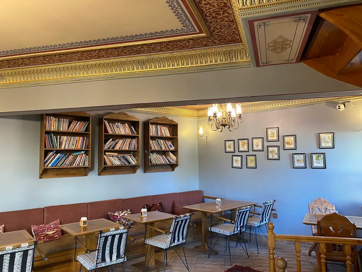 BookNoFees: Kavárna – Aşiyan Books And Coffee – Istanbul – Aşiyan – knihy a káva, foto 1