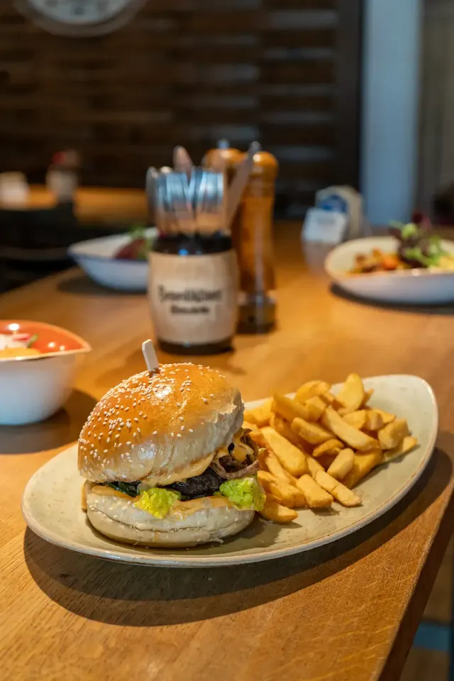 BookNoFees: Restaurace – Benediktiner Wirtshaus – Attendorn – Benediktinská hospoda, foto 3