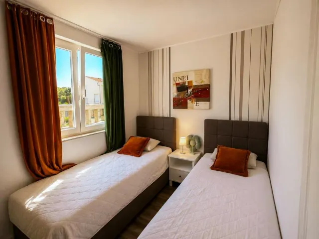 BookNoFees: Klidný apartmán u moře s balkonem a výhledem na přístav – Petrcane