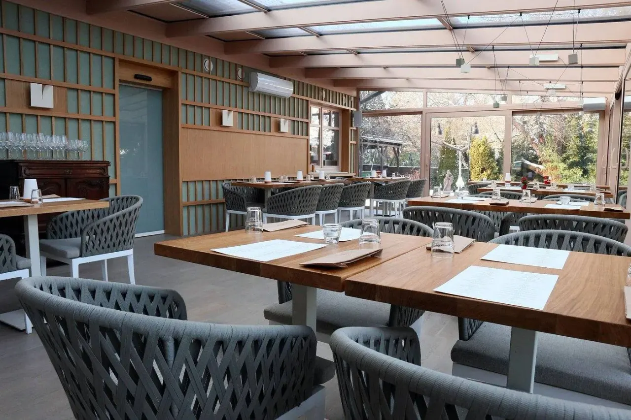 BookNoFees: Restaurace – Barrio – Budapest – Čtvrť, foto 1