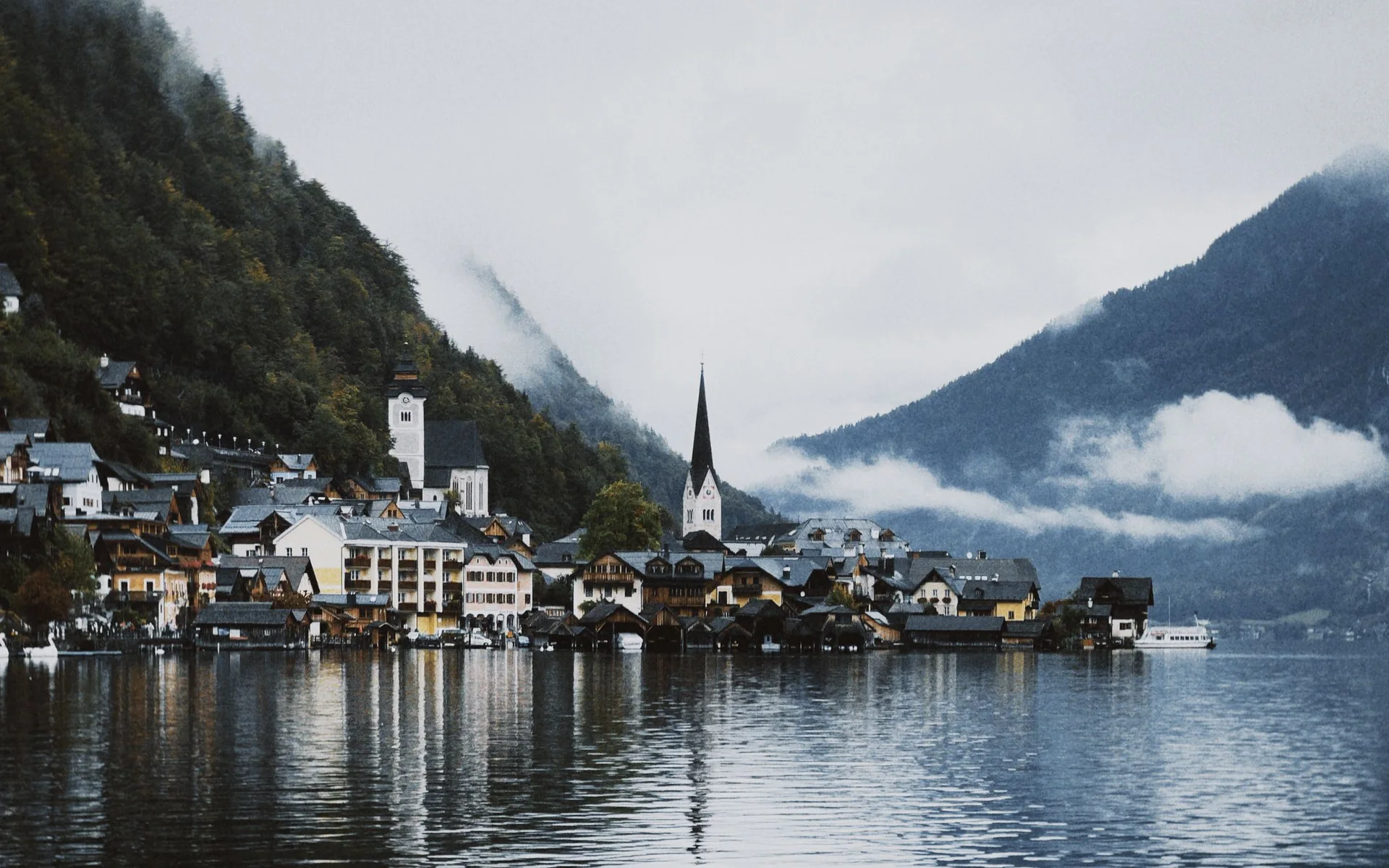 Hallstatt am See mezi horami zahalenými mraky