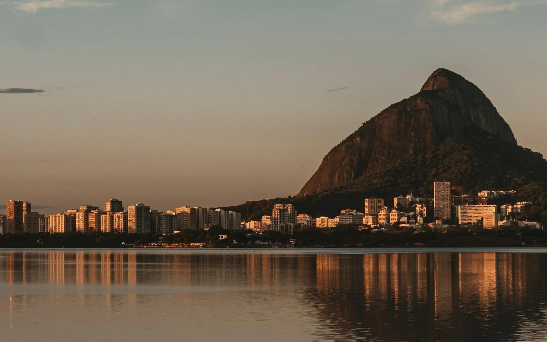 Rio de Janeiro a Cukrová homole při západu slunce
