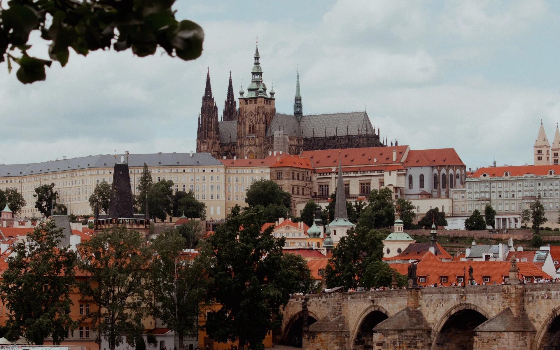 Pražský hrad a Karlův most přes Vltavu