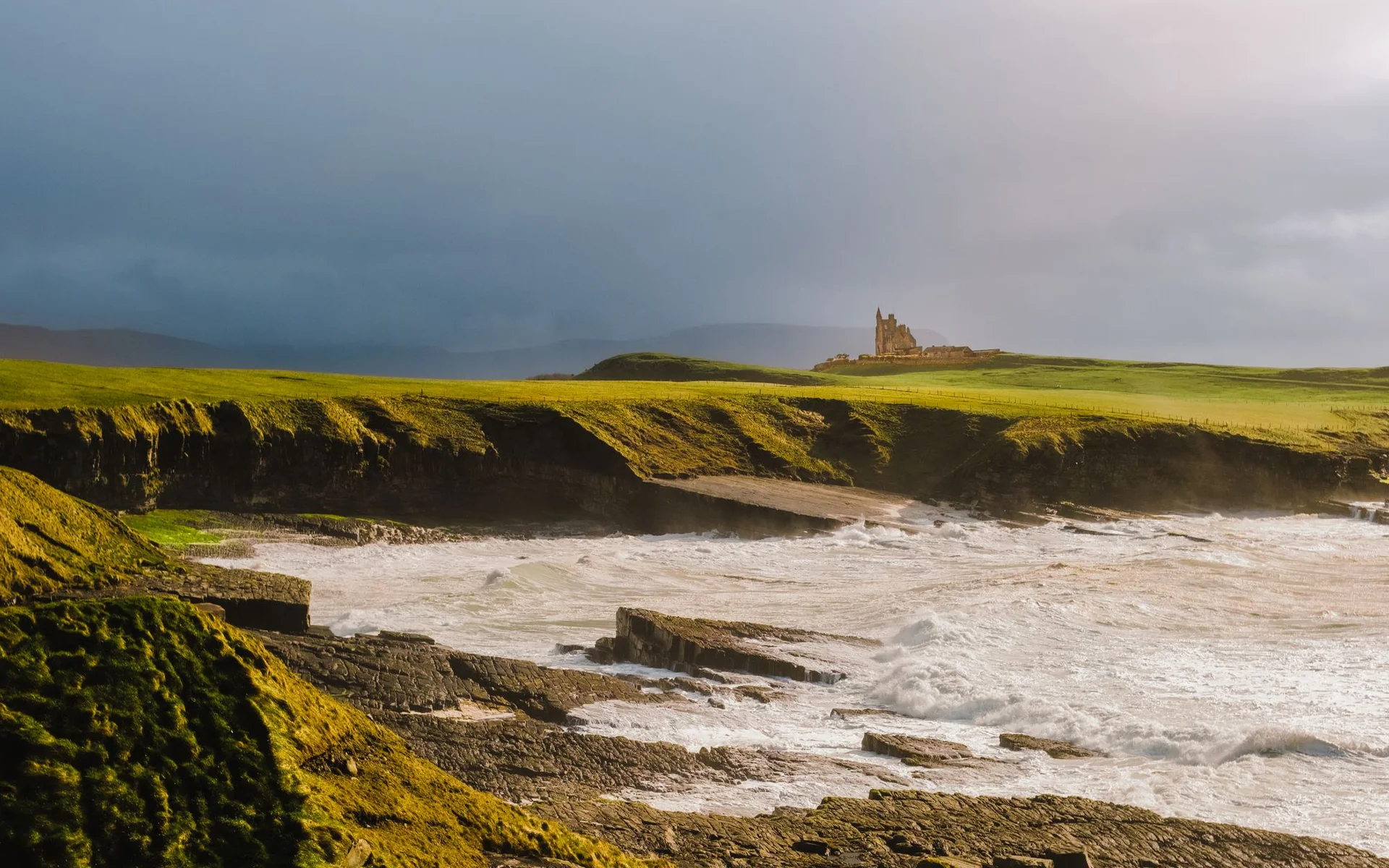 Hrad Classiebawn na pobřeží hrabství Sligo