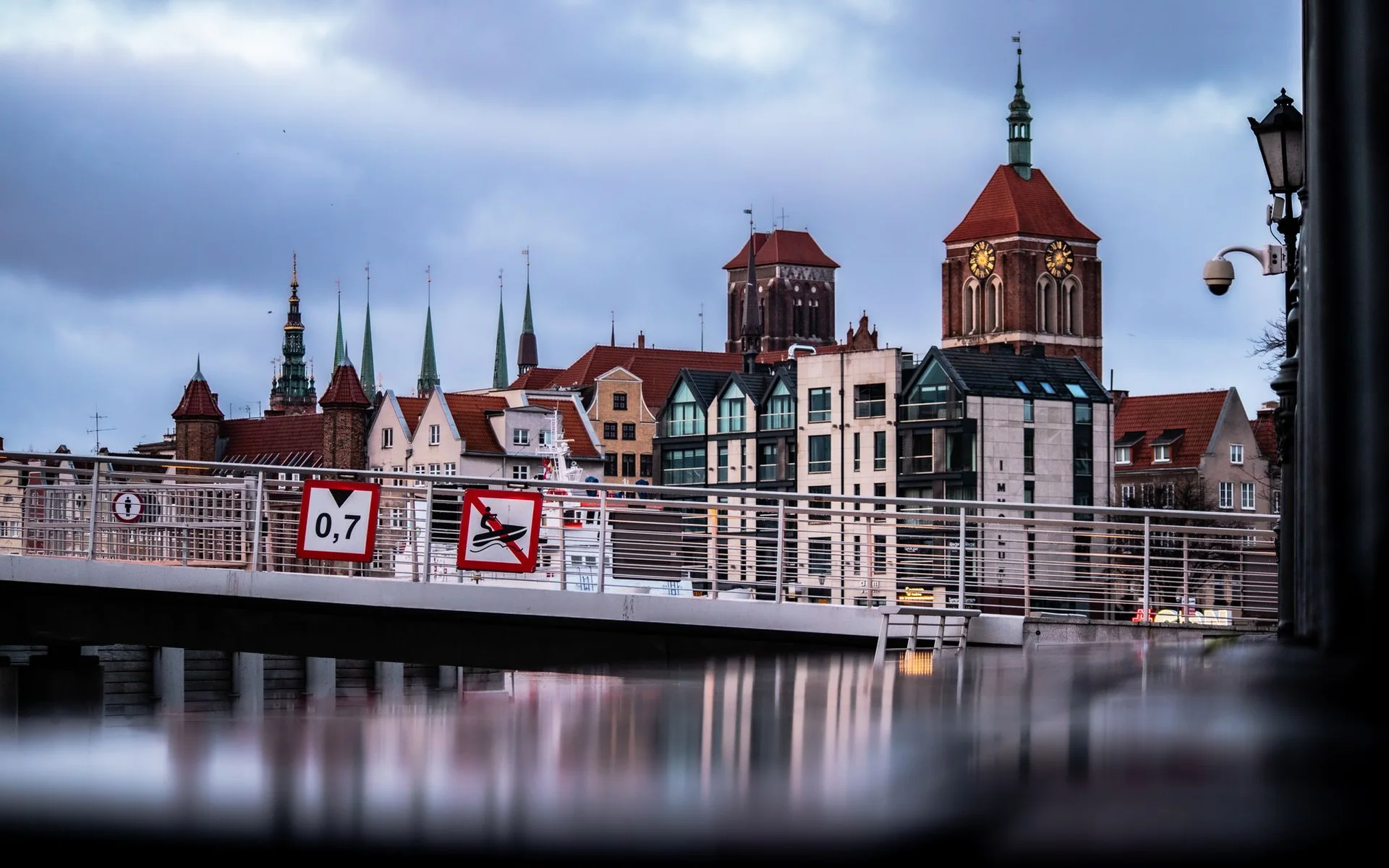 Historické budovy na nábřežní promenádě v Gdaňsku