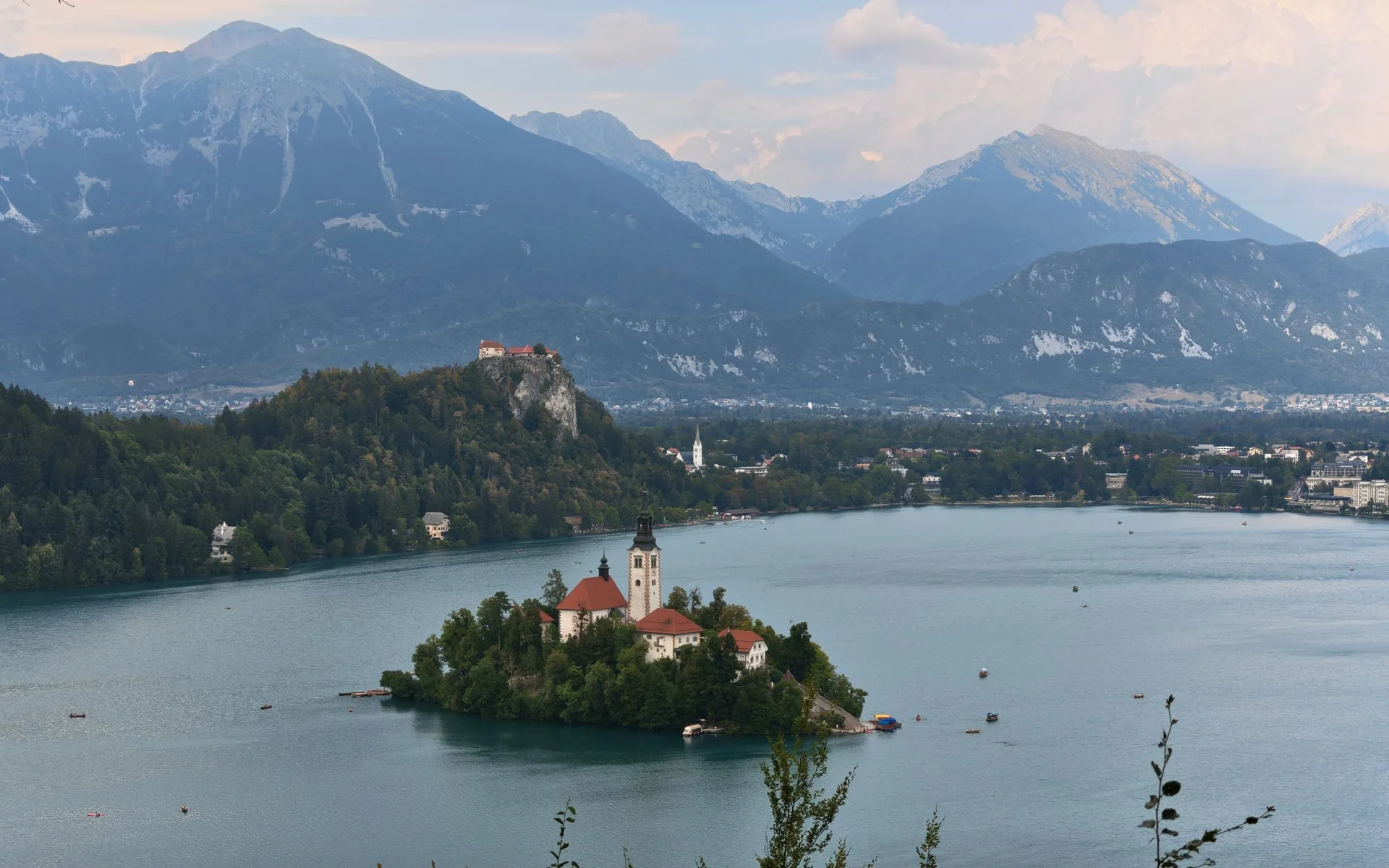Jezero Bled s kostelem na ostrově před Alpami