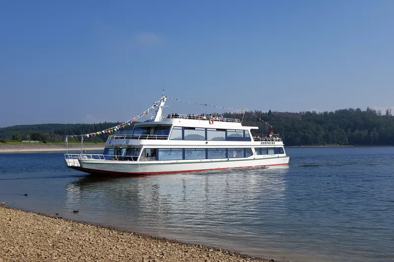Výletní loď MS Sorpesee na jezeře nedaleko Sundernu, s lesem na protějším břehu