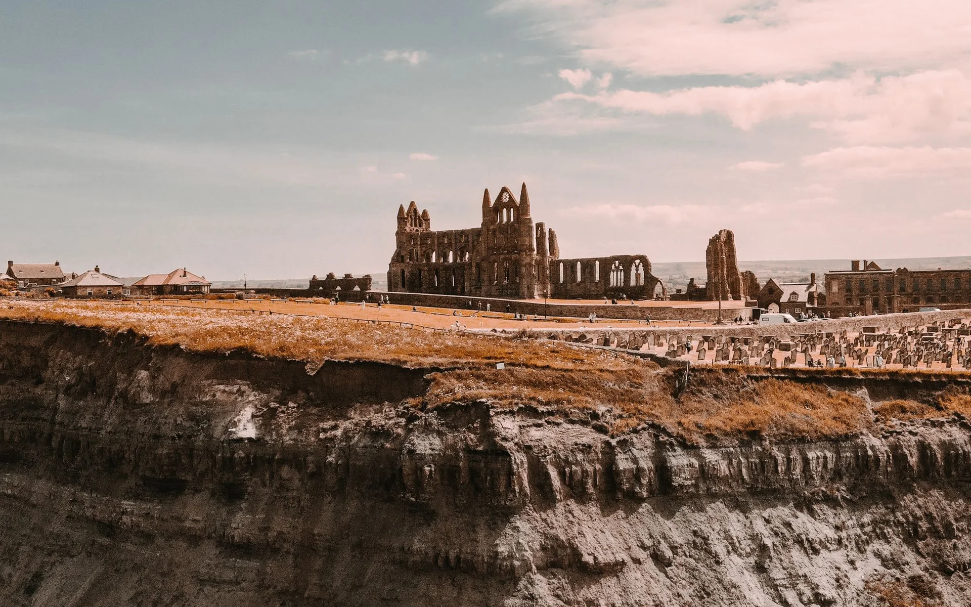 Ruiny opatství Whitby nad anglským pobřežím