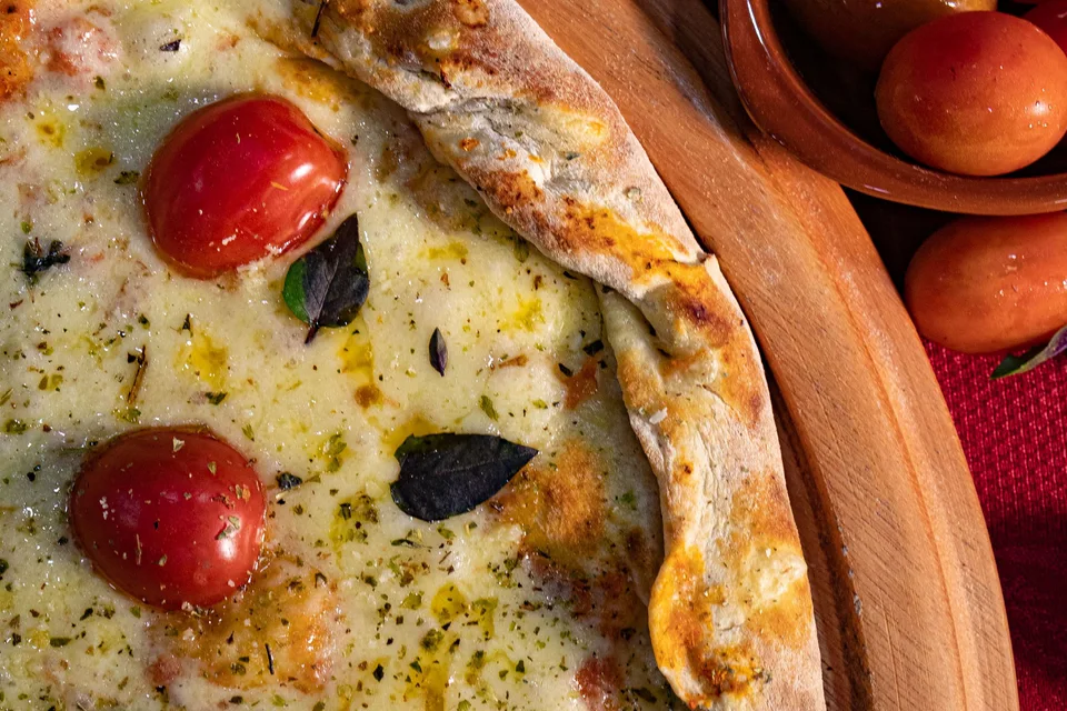 BookNoFees: Ukázková fotografie: Sýrová pizza s cherry rajčátky